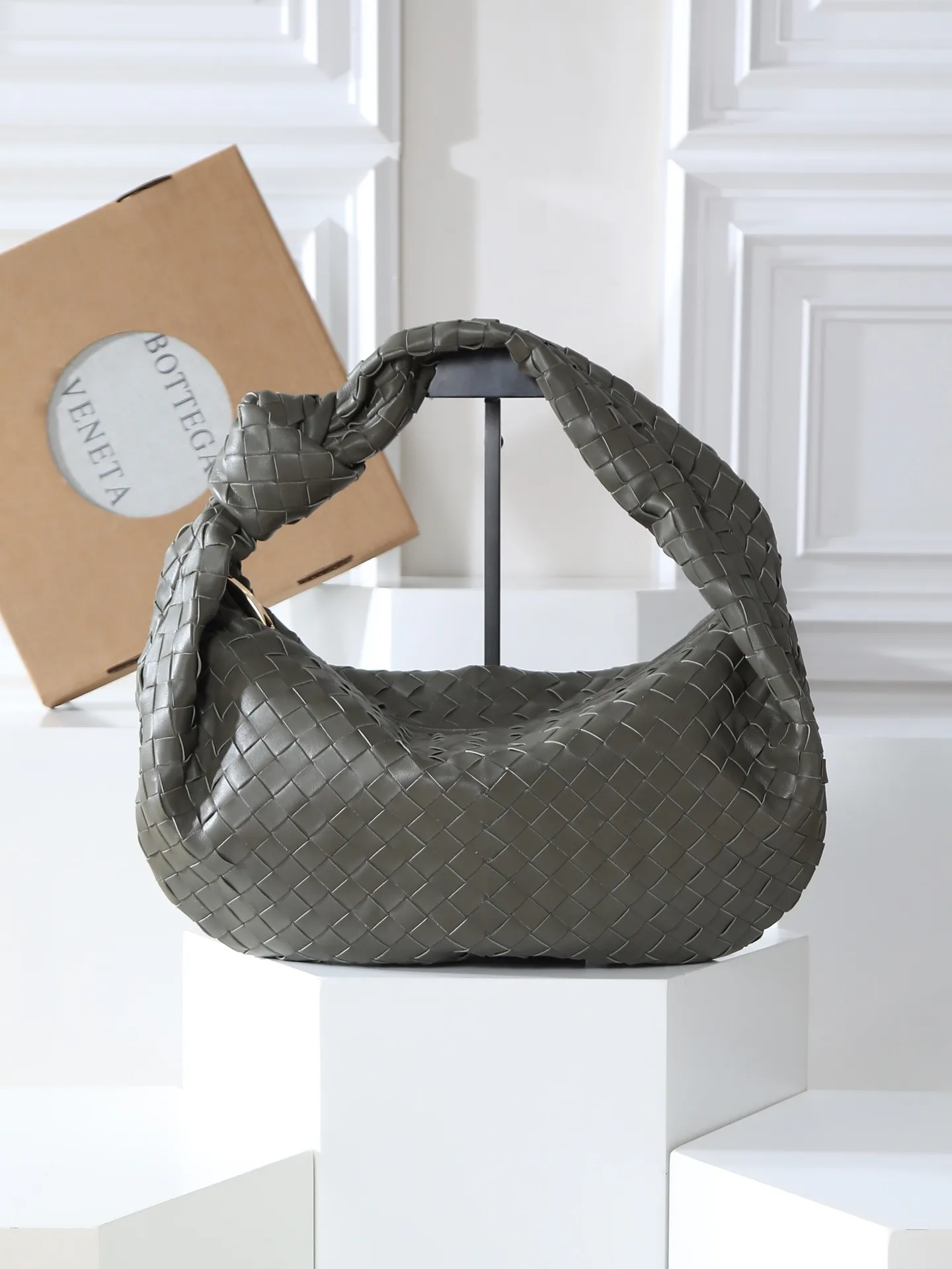 1280. 🥇 𝗝𝗢𝗗𝗜𝗘# Street style’s new favorite fashionable large size 𝙟𝙤𝙙𝙞𝙚 It’s coming, it’s coming, it’s really coming! I always felt that knitting was old-fashioned, until I met it - 𝙟𝙤𝙙𝙞𝙚, I realized that the original classic knitting elements and the new knot element design can be so fashionable! I have to admire your design talent! Large capacity to meet daily needs! Fashionable and versatile, it’s perfect for concave shapes, take it out to hit the streets! Size: 48*40*16cm Style No. #600261